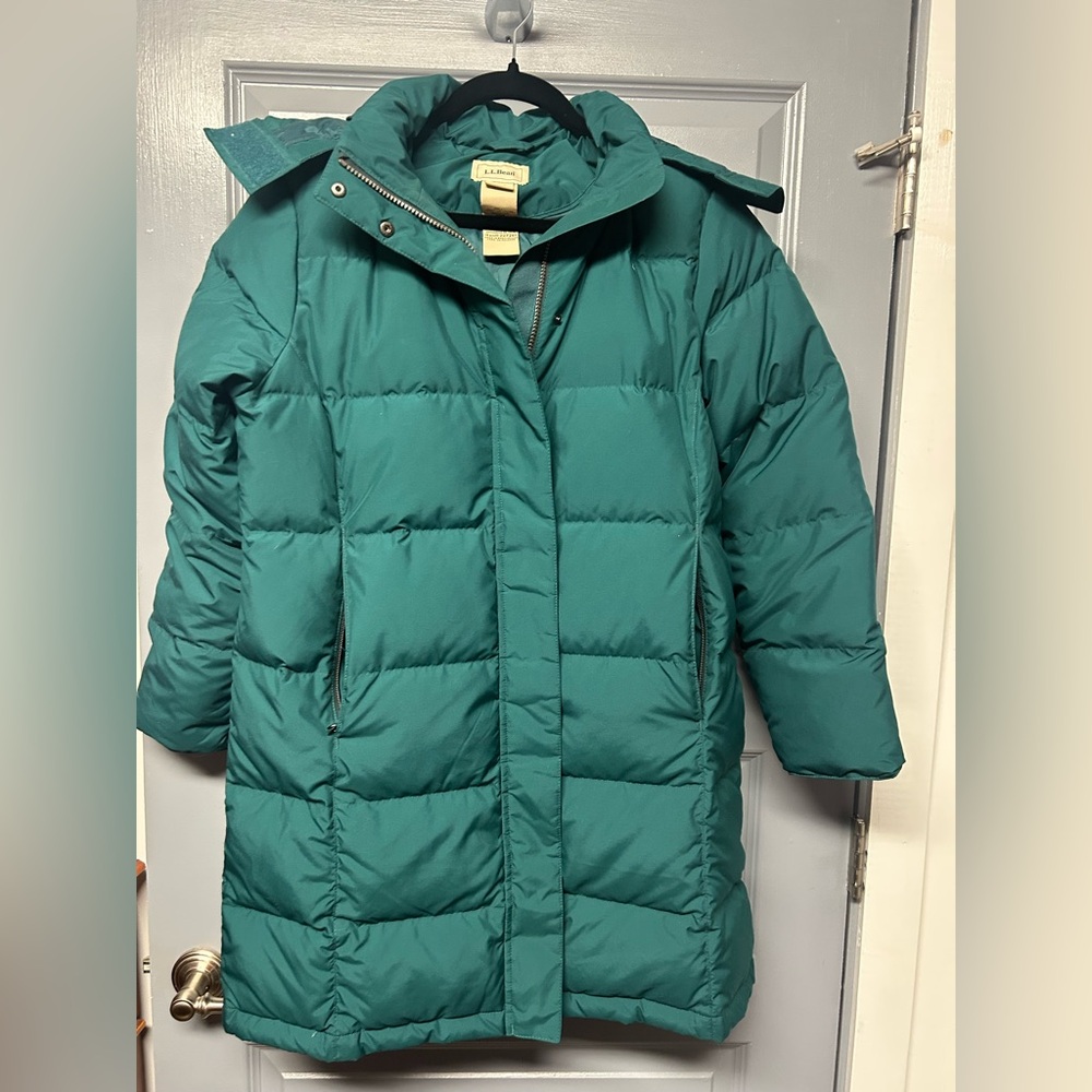 L.L. Bean women’s 3/4 length DownTek Water repellent coat. Green size Med Petite